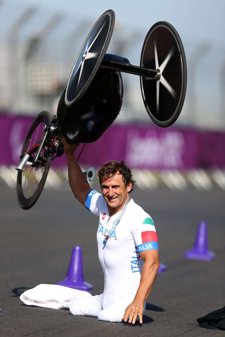 Ex-piloto da Fórmula 1 e Indy, o italiano Alex Zanardi, que perdeu as duas pernas em um acidente automobilístico, foi medalha de ouro na Paralimpíada de Londres no ciclismo