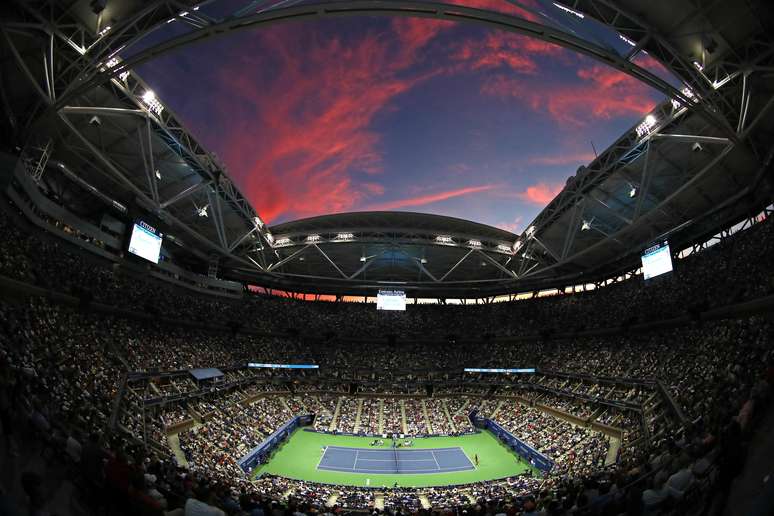 Público lotou o estádio Arthur Ashe, em Nova York, para acompanhar a final do Aberto dos EUA entre Djokovic e Wawrinka