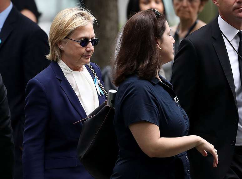 Hillary ficou pouco mais de uma hora na cerimônia do 11 de setembro, antes passar mal e deixar o evento