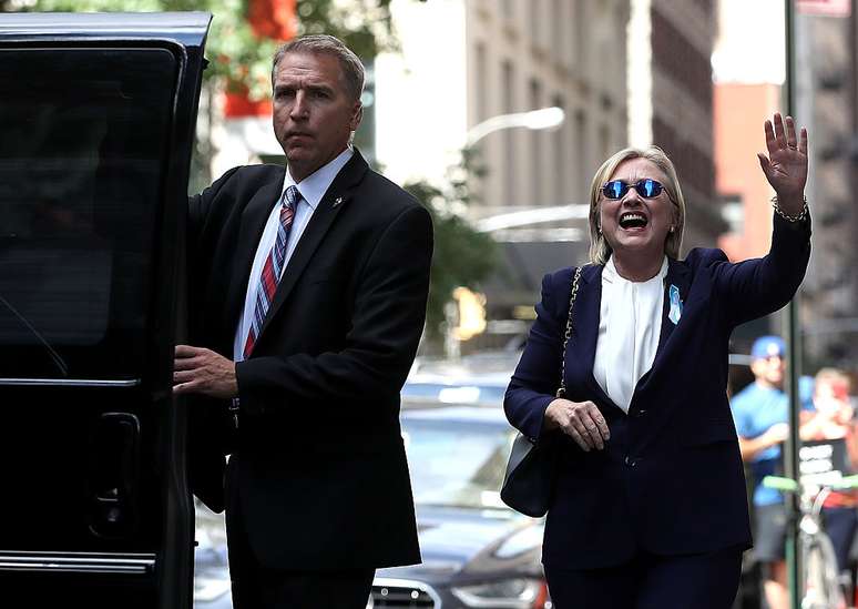 Depois de passar mal e ser medicada, Hillary sai da casa da filha, em Nova York, e cumprimenta fotógrafos: 'É um dia bonito em Nova York'