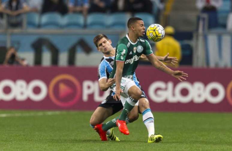Gabriel Jesus se machucou na partida contra o Grêmio, domingo (Foto: Jeferson Guareze/AGIF/Lancepress!)