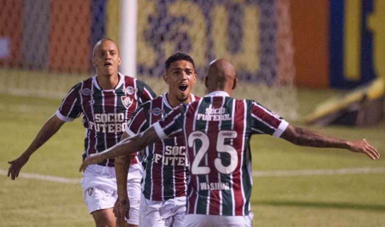 Vibra, Douglas! Volante foi o responsável por empatar o jogo em Édson Passos (Foto: Armando Paiva/AGIF)