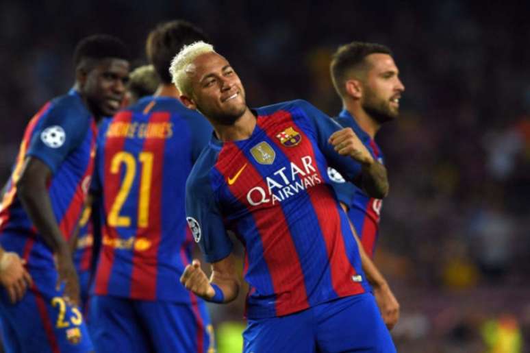 Além das quatro assistências, Neymar marcou um golaço de falta (Foto: LLUIS GENE/AFP)