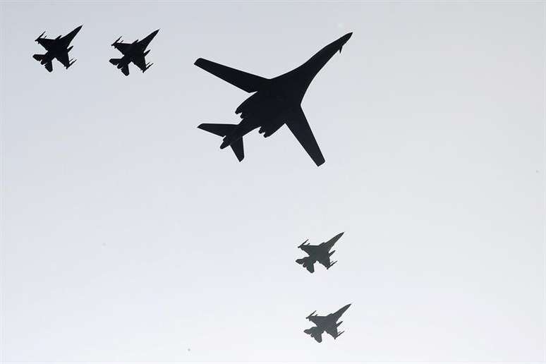 Bombardeiros norte-americanos sobrevoam o espaço aéreo da Coreia do Norte