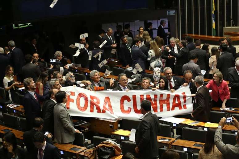 O plenário da Câmara dos Deputados aprovou por 450 a favor, 10 contra e 9 abstenções a cassação do mandato do deputado afastado Eduardo Cunha