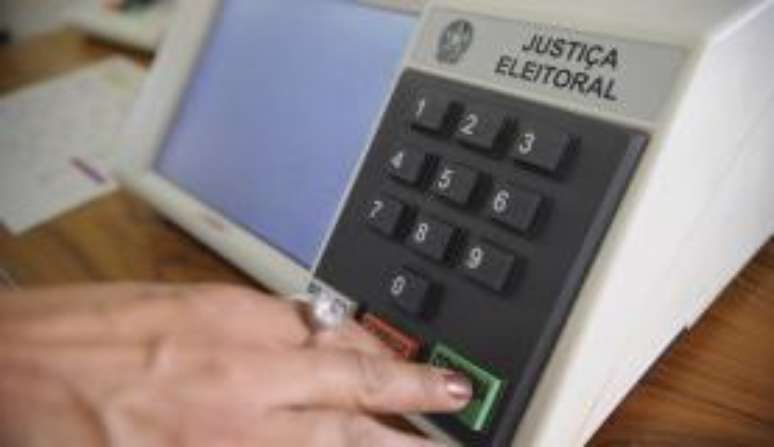 Os criminosos prometiam a candidatos fraudar urnas eletrônicas