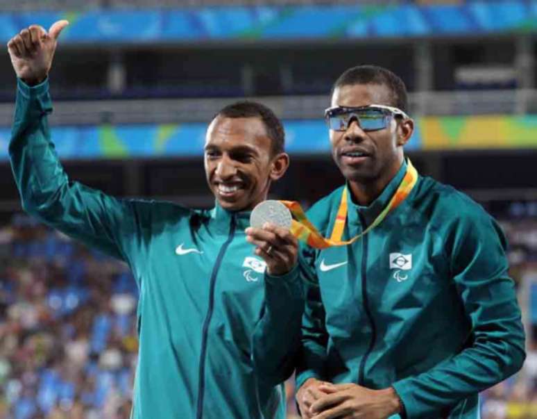 Odair Santos (direita) ganhou sua segunda medalha no Rio de Janeiro (Foto: Alaor Filho/MPIX/CPB