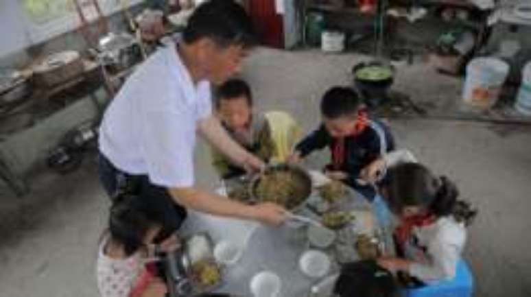 Yuwen Wu, professor de uma escola rural na China, serve o almo&ccedil;o para seus &uacute;nicos cinco alunos e diz que a situa&ccedil;&atilde;o de muitas aldeias &eacute; "desoladora"