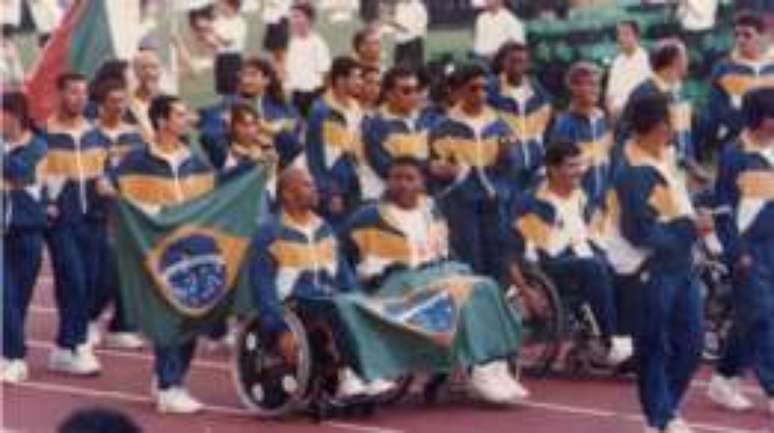 Luiz Cláudio (no centro e com a bandeira nacional no colo) participa do desfile dos atletas nos Jogos Paralímpicos de 1984