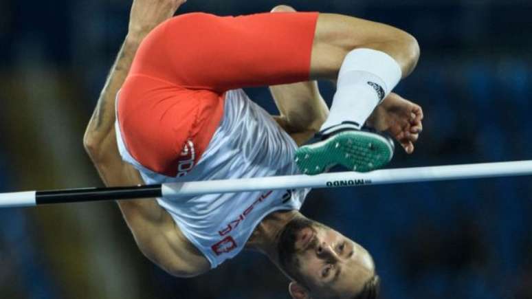 Lukasz Mamczarz durante a prova de salto alto masculino, categoria T42