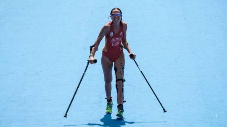 Rakel Mateo Uriarte cruza linha de chegada com a perna esquerda paralisada durante a Rio 2016