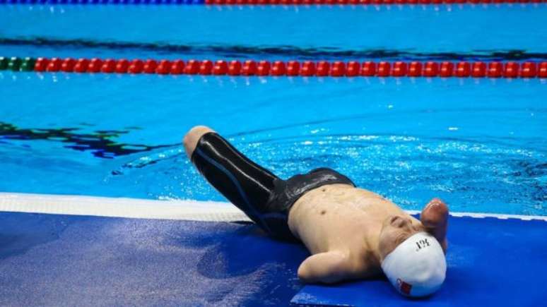 Qing Xu recupera o fôlego após terminar em quarto nos 200 metros medley individual