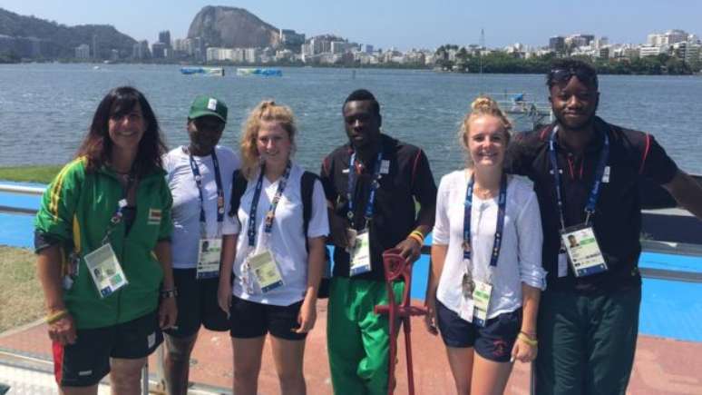 Parte da equipe do Zimbábue no Rio teve um mês para perder o medo de água para, em seguida, aprender as regras básicas do remo; Rachel Davis (à esq.) tem 20 anos de experiência no comando de equipes de remo