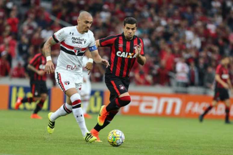 Maicon saiu machucado no segundo tempo e deu lugar a Lyanco (Foto: Geraldo Bubniak /AGB)