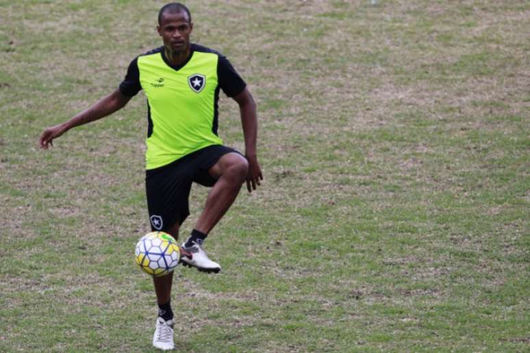 O volante Airton é um dos pilares do sistema defensivo do time alvinegro (Foto: Vitor Silva/SSPress/Botafogo)