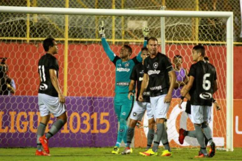 Sidão pegou pênalti de Diego Renan na vitória no Barradão (Foto: Edson Ruiz/COOFIAV/Lancepress!)