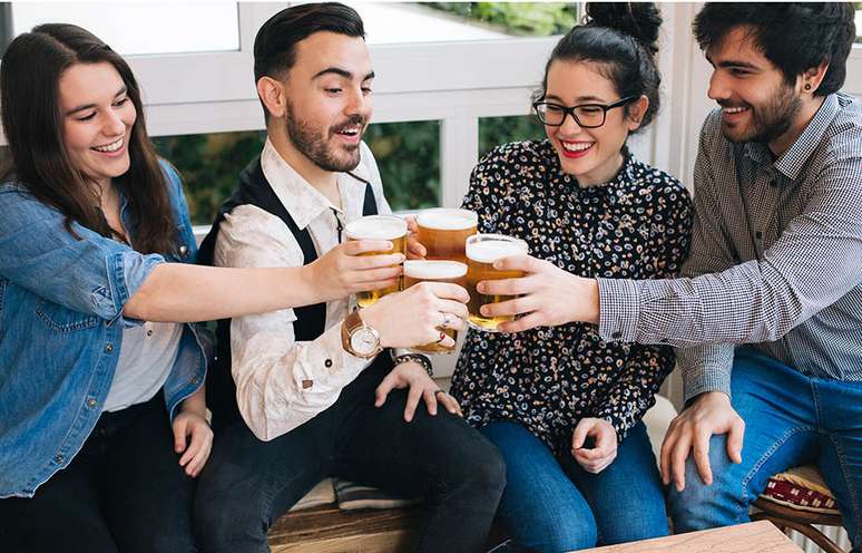 Pesquisadores na Suíça confirmaram o que muita gente já desconfiava: beber um copo de cerveja pode deixar as pessoas mais sociáveis