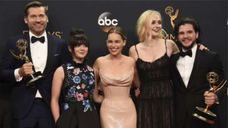 Com os três Emmys que ganhou neste domingo, a série Game of Thrones desbancou a sitcom Frasier e tem agora recorde de 38 estatuetas na premiação