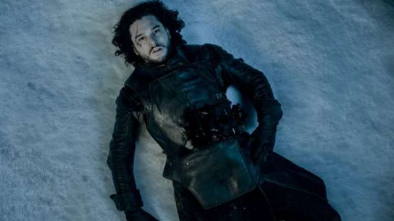 O ator inglês Kit Harington, que interpreta Jon Snow na série, já contou numa entrevista que se livrou de uma multa de trânsito porque contou o futuro de seu personagem na sexta temporada de GoT