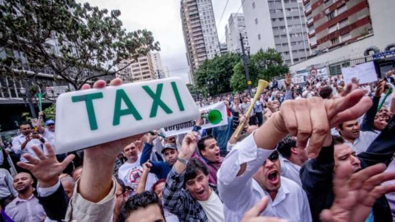 Protesto de taxistas contra Uber em S&atilde;o Paulo em abril de 2016; regulamenta&ccedil;&atilde;o do servi&ccedil;o pela prefeitura veio no m&ecirc;s seguinte