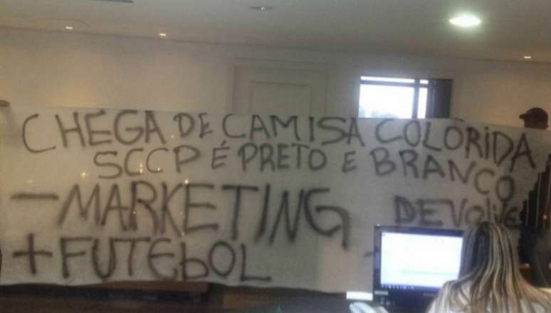 Protesto ocorreu no andar da sala da presidência do Corinthians, no Parque São Jorge (Foto: Reprodução)