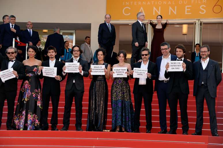 Elenco de Aquarius durante o polêmico protesto em Cannes