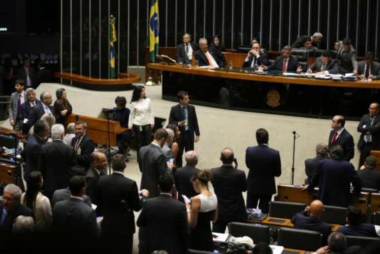 A votação do projeto foi questionada desde o início da sessão que aprovou a Medida Provisória 734/16