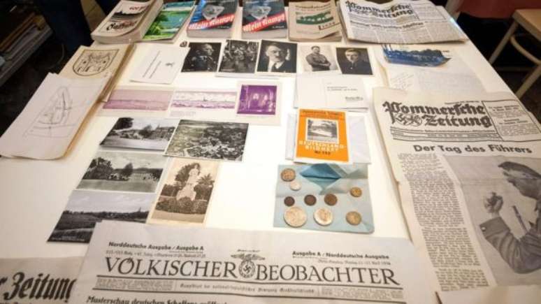 No cilindro de cobre estavam moedas, fotografías, jornais e cópias do manifesto nazista &#039;Minha Luta&#039;