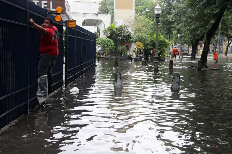 Rua do Catete, na zona sul do Rio de Janeiro (RJ), amanhece alagada na manhã desta terça-feira (20) após forte chuva