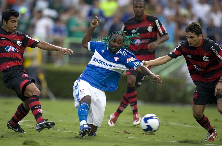 Vagner Love, do Palmeiras, tenta passar pela marcação de Maldonado e Ronaldo Angelim no Palmeiras x Flamengo do Campeonato Brasileiro de 2009