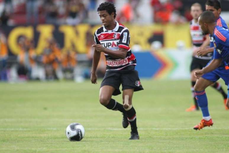 Keno é um dos poucos que se salva na fraca campanha do time pernambucano (Foto: Antônio Melcop/Santa Cruz)