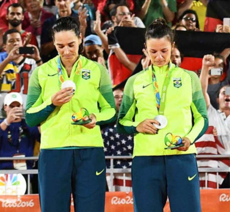 Bárbara (dir.) ficou com a medalha de prata na Olimpíada, ao lado de Ágatha (Foto: AFP)