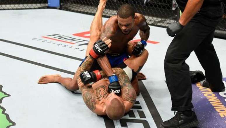 Michael Johnson precisou de apenas 91 segundos para atropelar Dustin Poirier - (Foto: UFC)