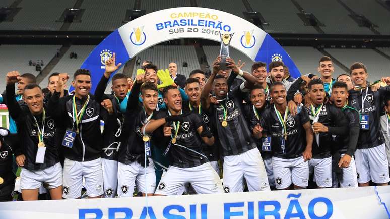 Jogadores do Botafogo comemoram, na Arena Corinthians, a conquista do título do Campeonato Brasileiro Sub-20