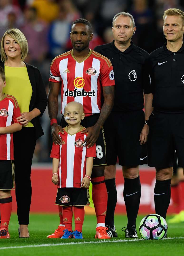 Bradley entrou em campo com Jermain Defoe, capitão do Sunderland