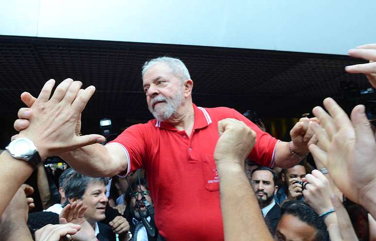 O ex-presidente Luiz Inácio Lula da Silva cumprimenta manifestantes após entrevista coletiva em São Paulo
