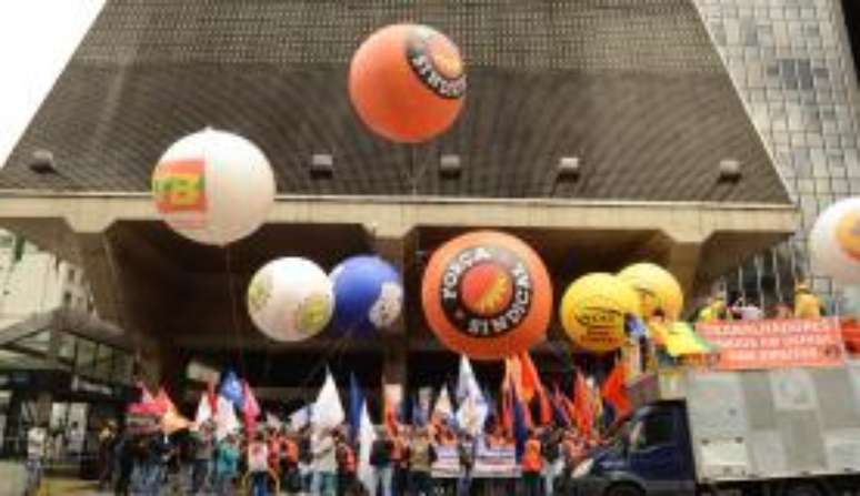 Manifestação das centrais sindicais CUT, Força, UGT, CTB, CSB, CGTB, NCST e CSP-Conlutas e Intersindical, contra a retirada de direitos trabalhistas na Avenida Paulista