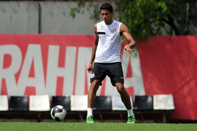 Lucas Veríssimo já embarcou para Recife e deve ficar no banco diante do Sport (FOTO: Ivan Storti)