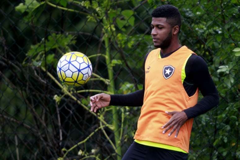 Emerson disputa posição com Alemão na lateral-direita alvinegra (Foto: Vitor Silva/SSPress/Botafogo)