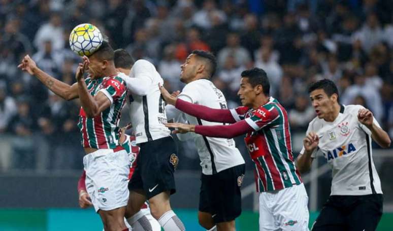 Fluminense e Corinthians em ação pela Copa do Brasil (Foto: Marcello Zambrana/AGIF)