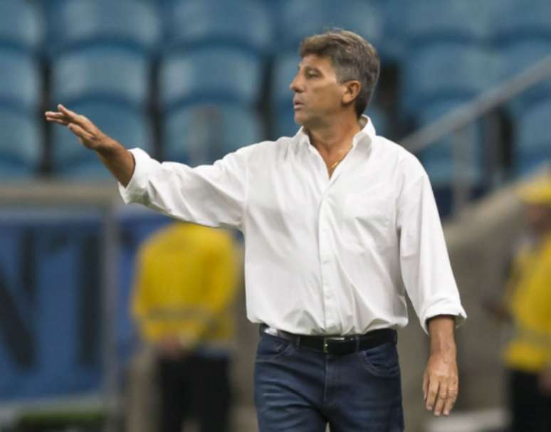 Renato orientando seus comandados durante o jogo (Foto: Jeferson Guareze/AGIF)