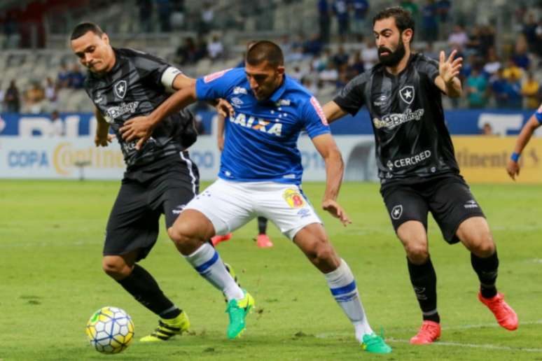 Emerson Silva e Renan Fonseca tiveram trabalho para marcar Ábila (Dudu Macedo/Agência Lancepress!)