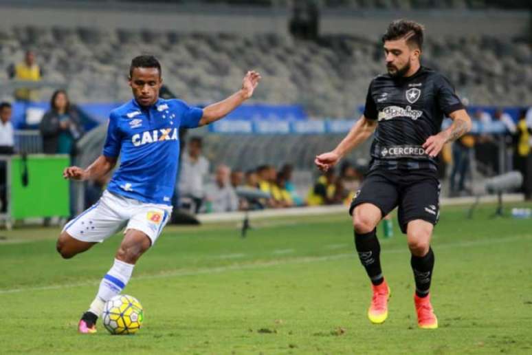 Victor Luis se salvou entre os que iniciaram no Mineirão (Foto: Dudu Macedo/Fotoarena/Lancepress!)