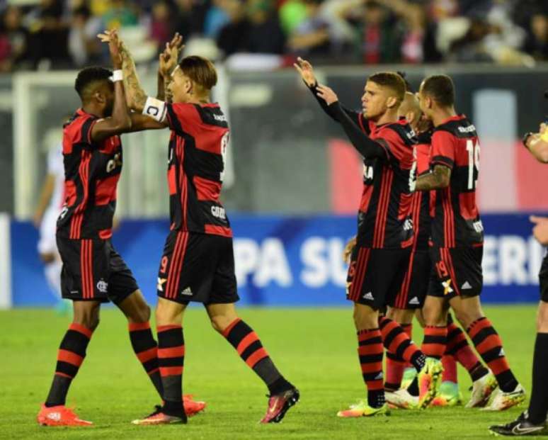 Guerrero comemora com Cirino em partida contra o Palestino (Foto: AFP PHOTO)