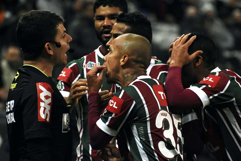 Jogadores do Fluminense reclamam com árbitro após expulsão na partida contra o Corinthians, pela Copa do Brasil