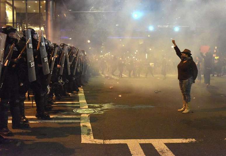 Manifestantes encaram a polícia durante protesto pelas ruas de Charlotte