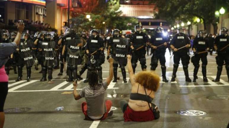 Manifestantes encaram policiais em Charlotte, nos EUA
