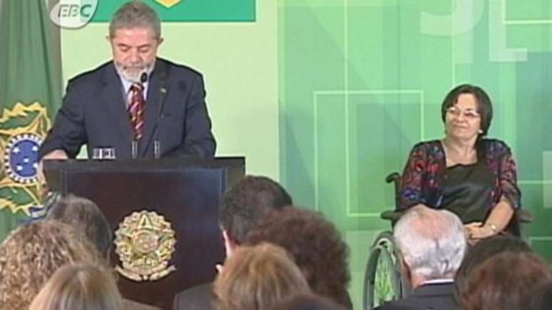Lei, que, entre outras coisas, elevou penas e determinou a criação de abrigos especiais e delegacias de mulheres permanentes, foi aprovada pelo Congresso em 2006; &#039;Acho que essa lei deveria se chamar Maria da Penha&#039;, disse Lula em cerimônia