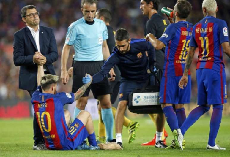 Messi saiu lesionado na partida entre Barcelona e Atletico de Madrid (Foto: Miguel Ruiz / FCB)
