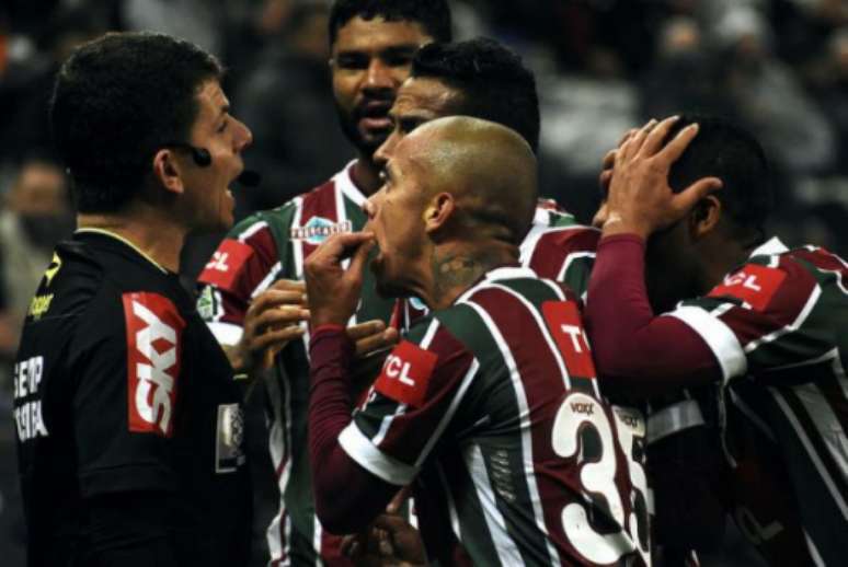 Os jogadores do Fluminense reclamam com árbitro em Itaquera